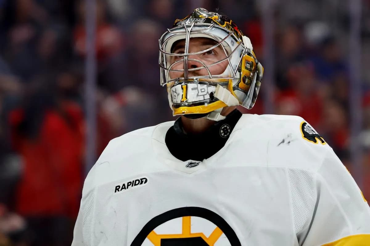 Boston Bruins goaltender Jeremy Swayman (1) looks up during the second period against the Detroit Red Wings at Little Caesars Arena.