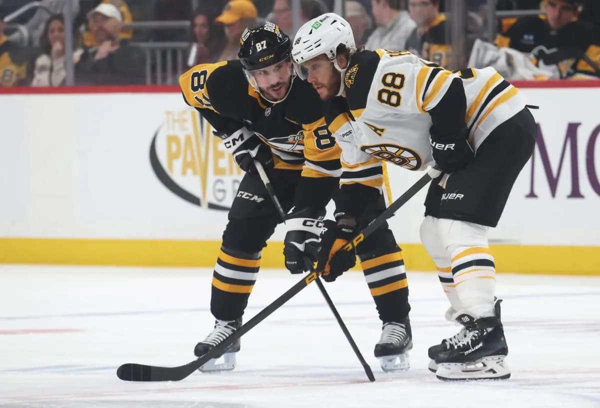 Pittsburgh Penguins center Sidney Crosby (87) and Boston Bruins right wing David Pastrnak (88) await a first period face-off at PPG Paints Arena.