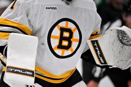 A view of the Boston Bruins logo on the jersey of Boston Bruins goaltender Jeremy Swayman (1) during the game at the American Airlines Center.