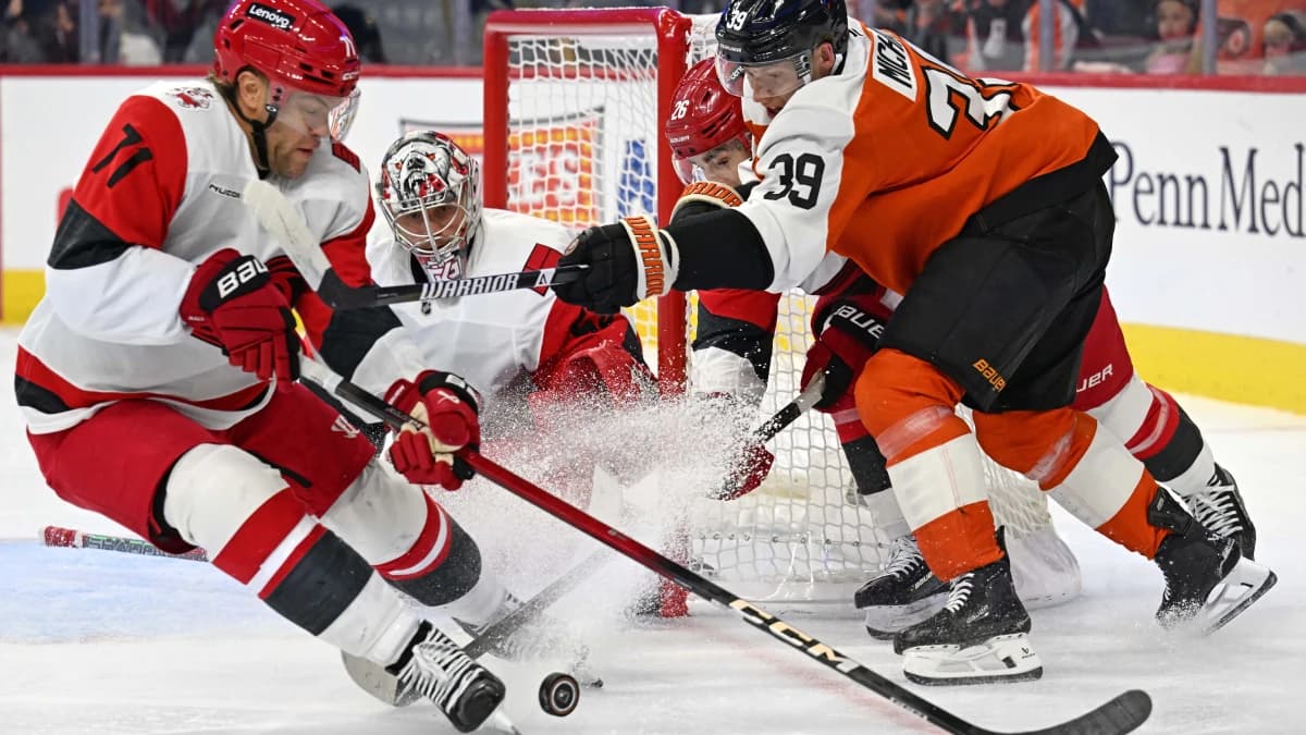 Carolina Hurricanes left wing Taylor Hall (71)