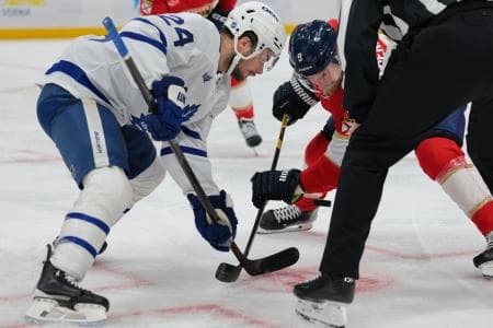 Florida Panthers center Sam Bennett (9) and Toronto Maple Leafs center Scott Laughton (24) face off during the first period at Amerant Bank Arena.