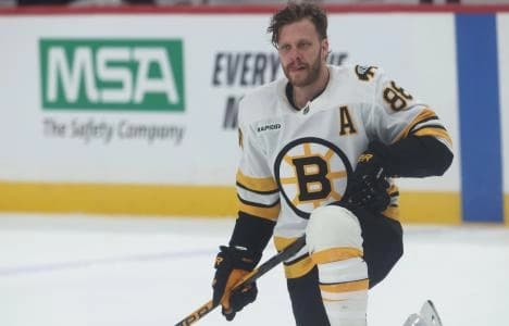 Boston Bruins right wing David Pastrnak (88) warms up against the Pittsburgh Penguins at PPG Paints Arena