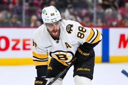 Boston Bruins right wing David Pastrnak (88) waits for a face-off against the Montreal Canadiens during the first period at Bell Centre