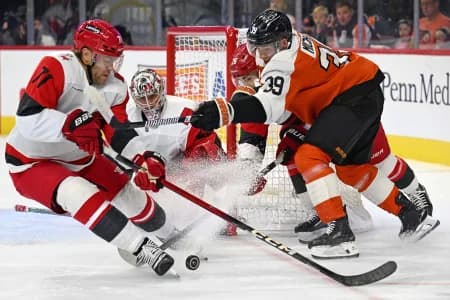 Carolina Hurricanes left wing Taylor Hall (71)